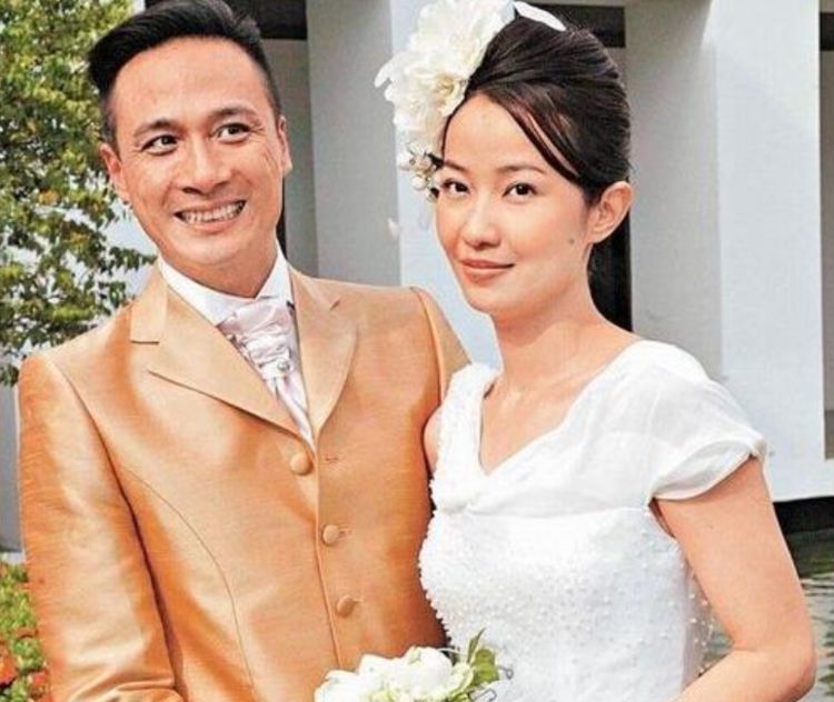 但是他的老公-吴镇宇,想必大家都认识;吴镇宇和王丽萍在香港第一次