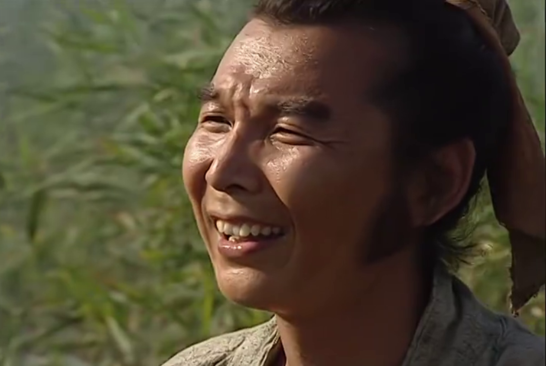 装上10瓶村醪水白酒;李逵从萧让手里夺过诏书,扯得粉碎,还揪住陈太尉