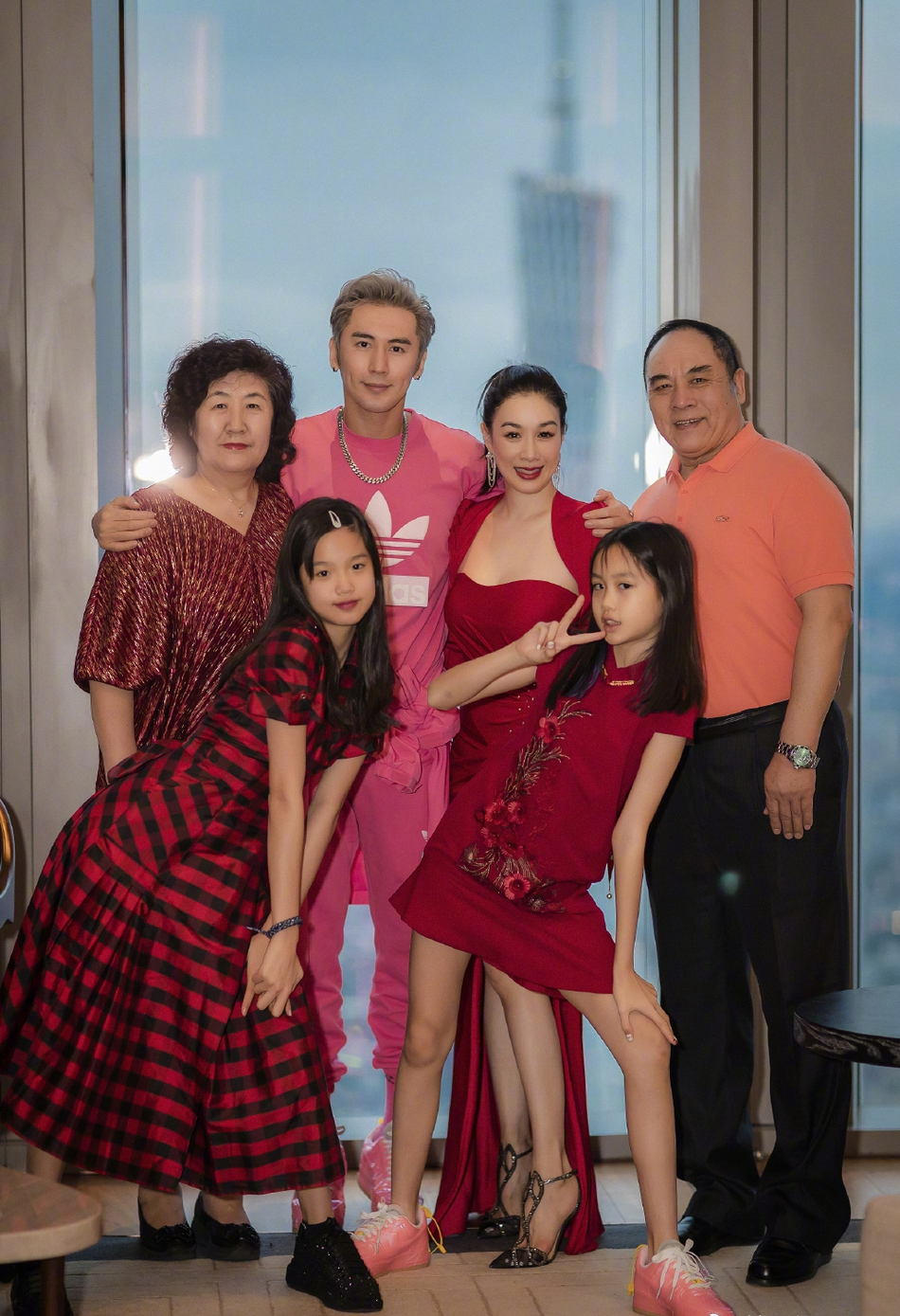 钟丽缇一家六口过节!两位女儿穿红裙美得难分上下,公婆也现身了