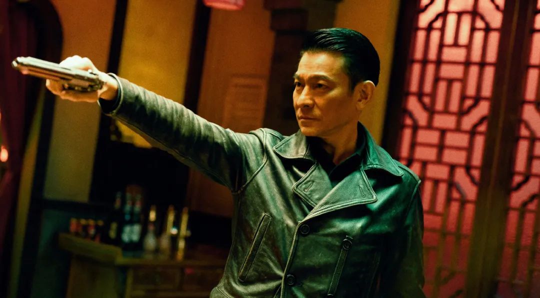 很明显,电影《人潮汹涌》也是类似,该片虽然有刘德华,肖央,万茜等主演