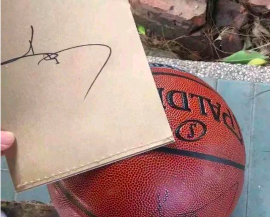 易建联回老家过年遭球迷围堵索要签名父母住四层小楼很气派