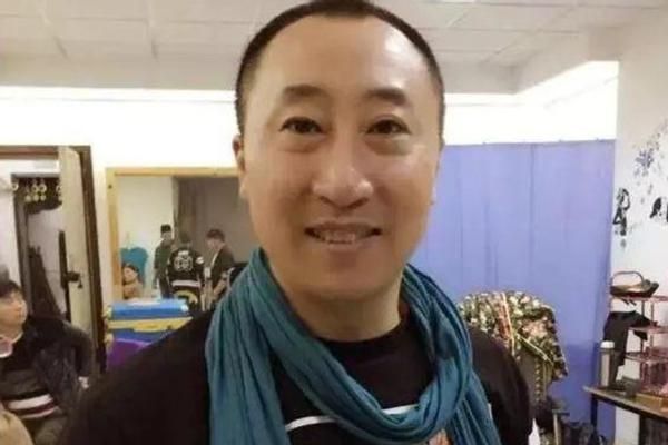 开始进入剧团学习二人转,跟着剧团在东北三省跑来跑去,最开始张小光