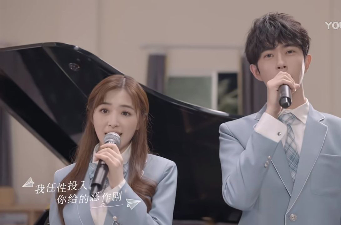 先是张含韵于朦胧演绎了《恶作剧》和《当你》两首曲目.