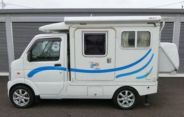 长仅3.3米的铃木房车,带2张床睡下3口人,还是四驱