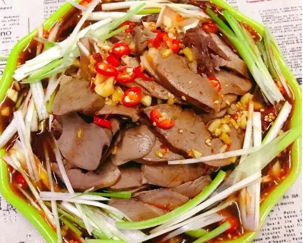 蒜末,生抽,醋,一点糖,麻油,香油,少许盐搅拌