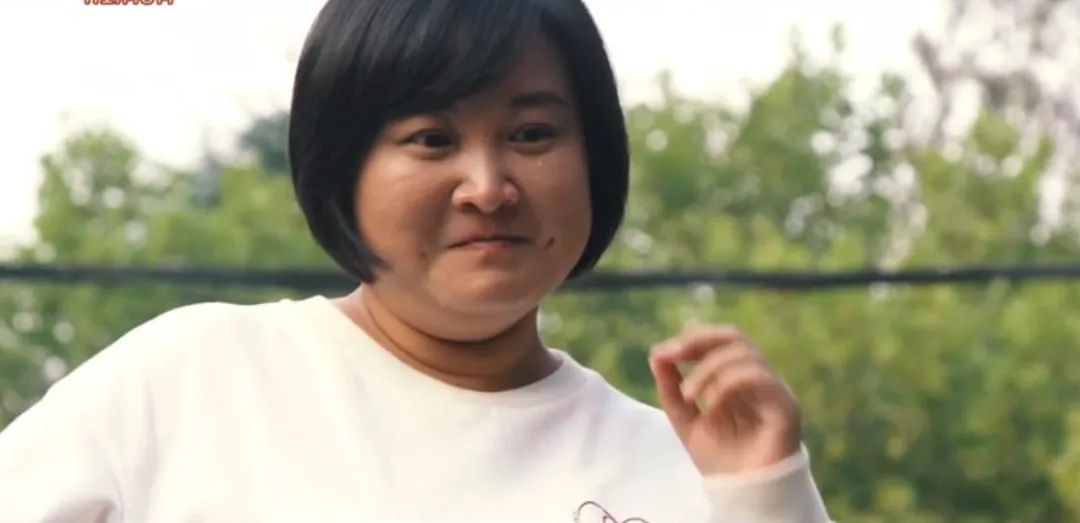 饰演中年李焕英的刘佳杀青时,贾玲很不舍,一边硬挤出笑容一边流泪.