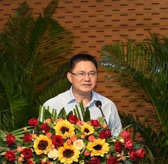 吴捷,1967年10月出生,浙江新昌人,现任浙江日发精密机械股份有限公司