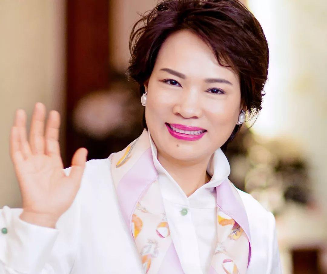 又一女老板倒下靠摆地摊起家成女首富如今负债成老赖