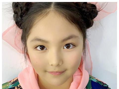 所以王诗龄从小也一直都是肉嘟嘟的孩子,不过小时候肉嘟嘟的大家