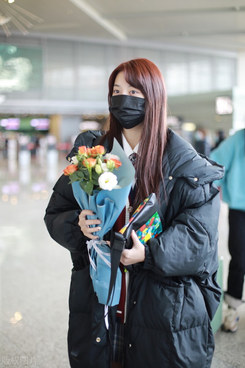 刘人语一袭黑色羽绒服穿搭现身机场,手捧鲜花人气超旺