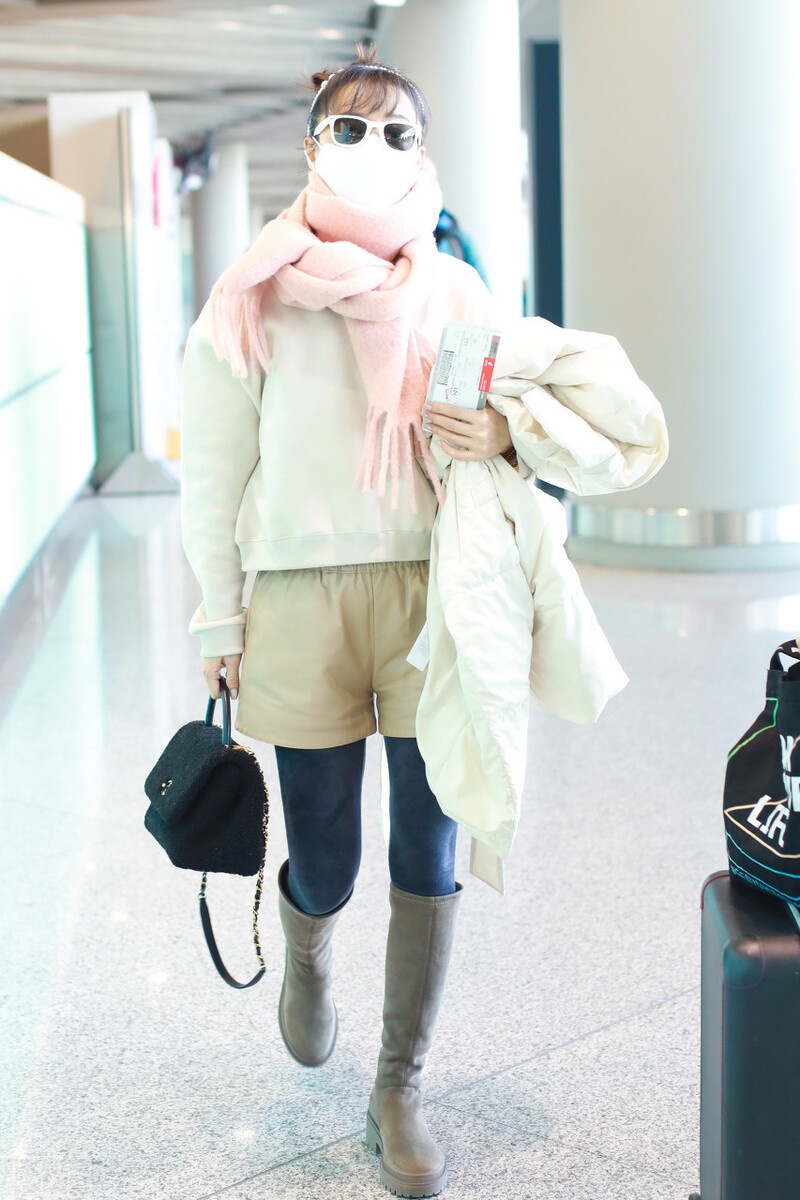 张静初穿卫衣搭配短裤靴子现身机场系粉色围巾减龄无数