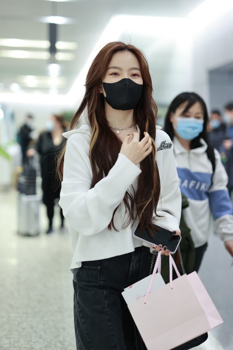 陈卓璇穿白色v领毛衣现身机场,喜笑颜开气场御姐范