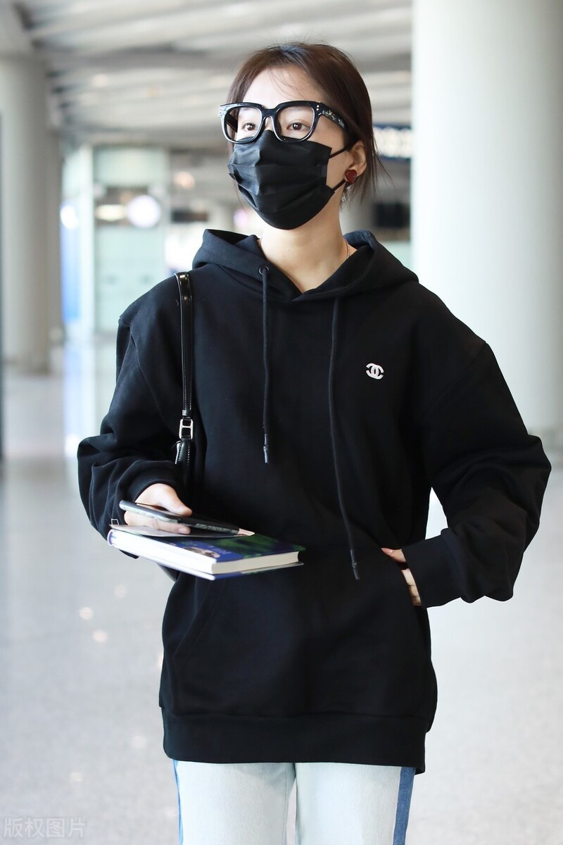 任敏穿黑色连帽卫衣搭配白裤子现身一袭穿搭简约不失格调