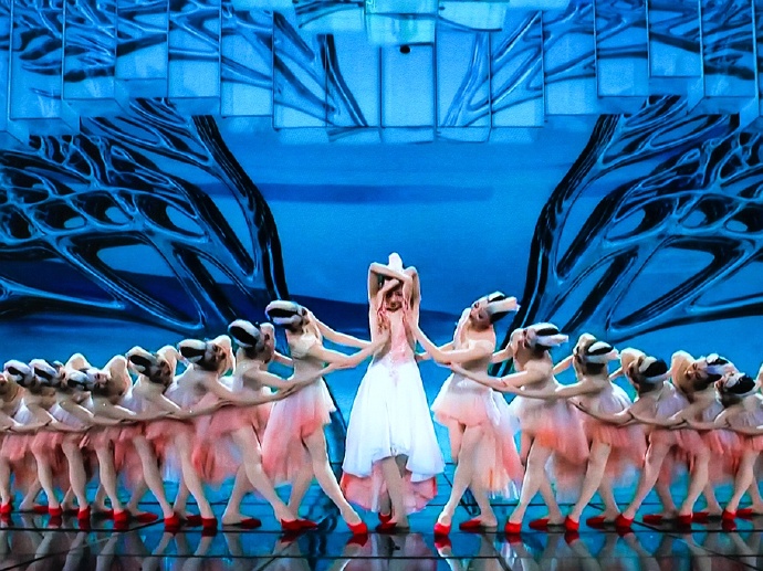 舞蹈朱鹮让人赏心悦目叹为观止