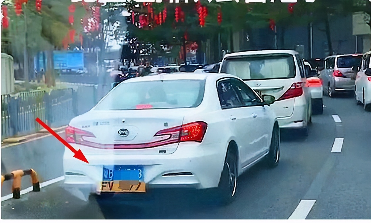 广东"最牛"比亚迪,10万代步车挂100万车牌,还是双色车