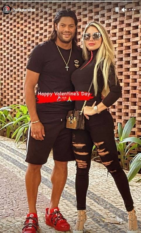 胡尔克晒女友亲吻照:情人节快乐