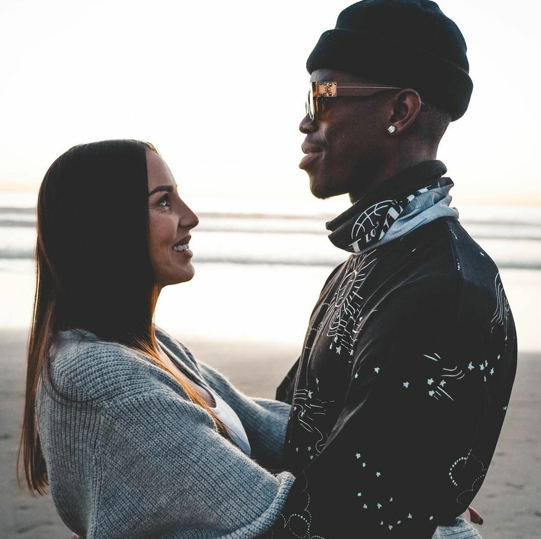 湖人球员情人节秀恩爱!詹姆斯贴出甜蜜合影,浓眉罕见晒娇妻爱女