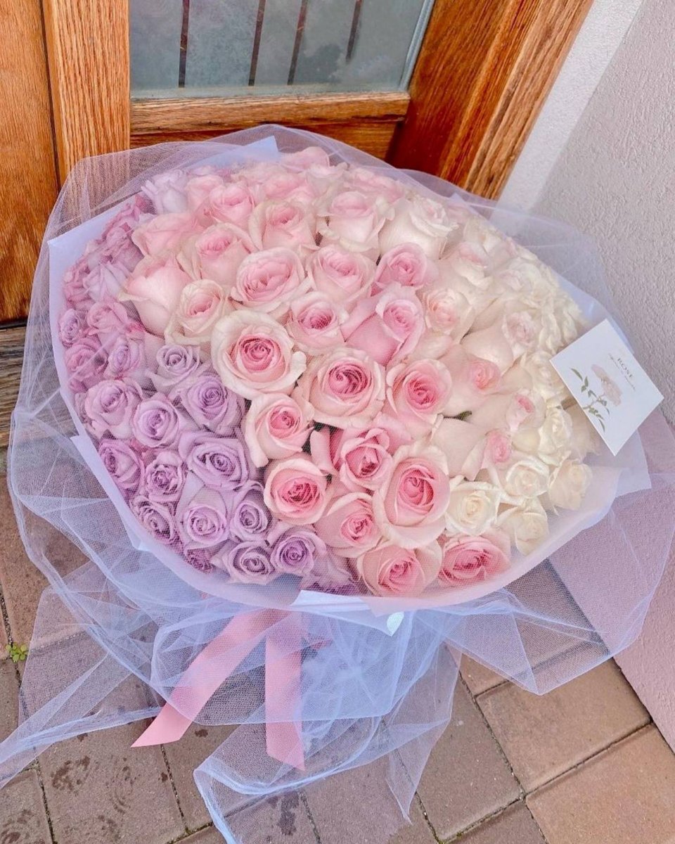 手捧红色玫瑰,曾公开叫其"老公"|玫瑰花|陈滢|何猷亨_新浪新闻