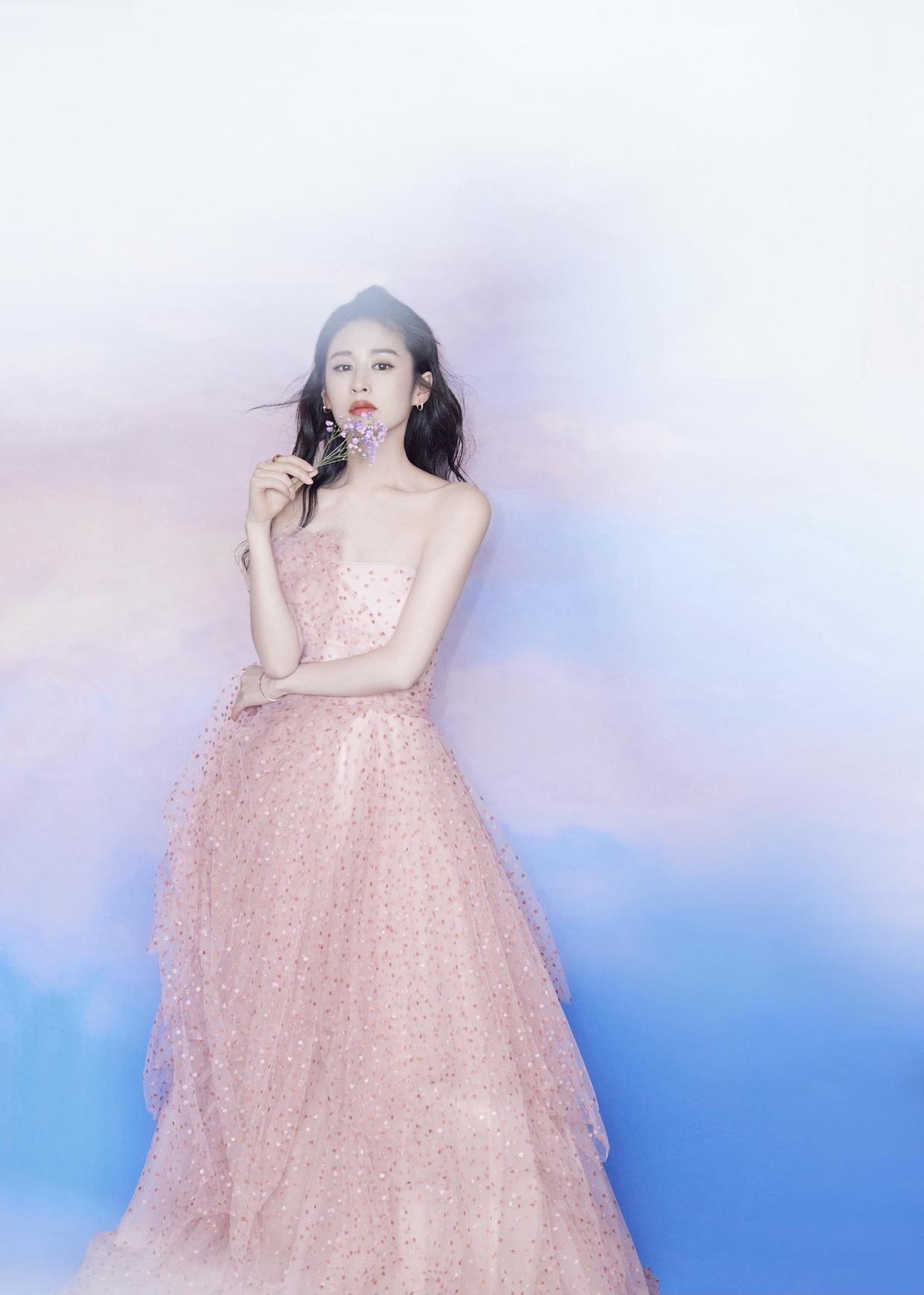 颖儿的"蜜桃身材"太惊艳,一袭吊带连衣裙洋气精致,女人味爆棚