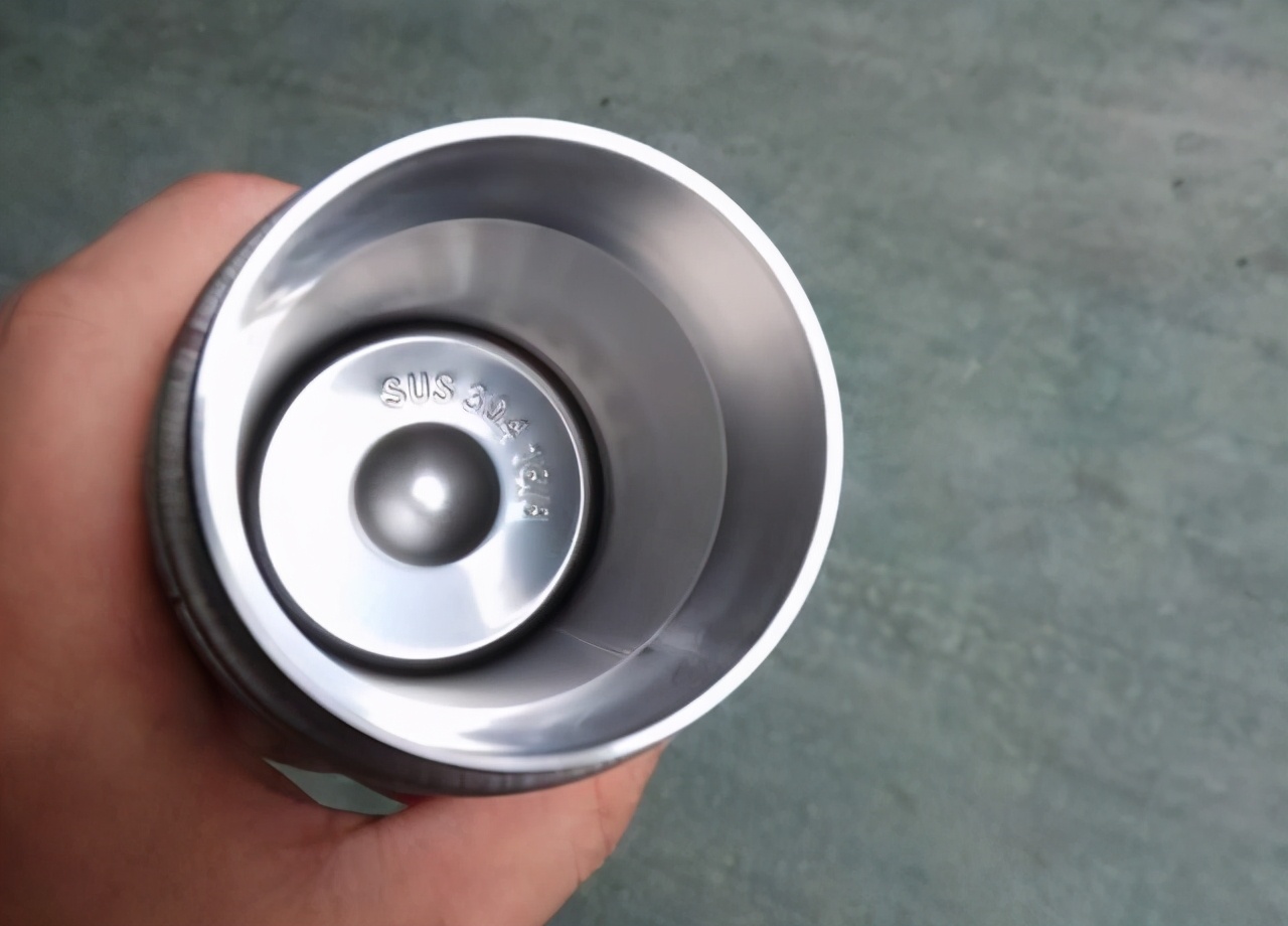 央视曝光"夺命保温杯",热水进毒水出,不知情的家长还在购买