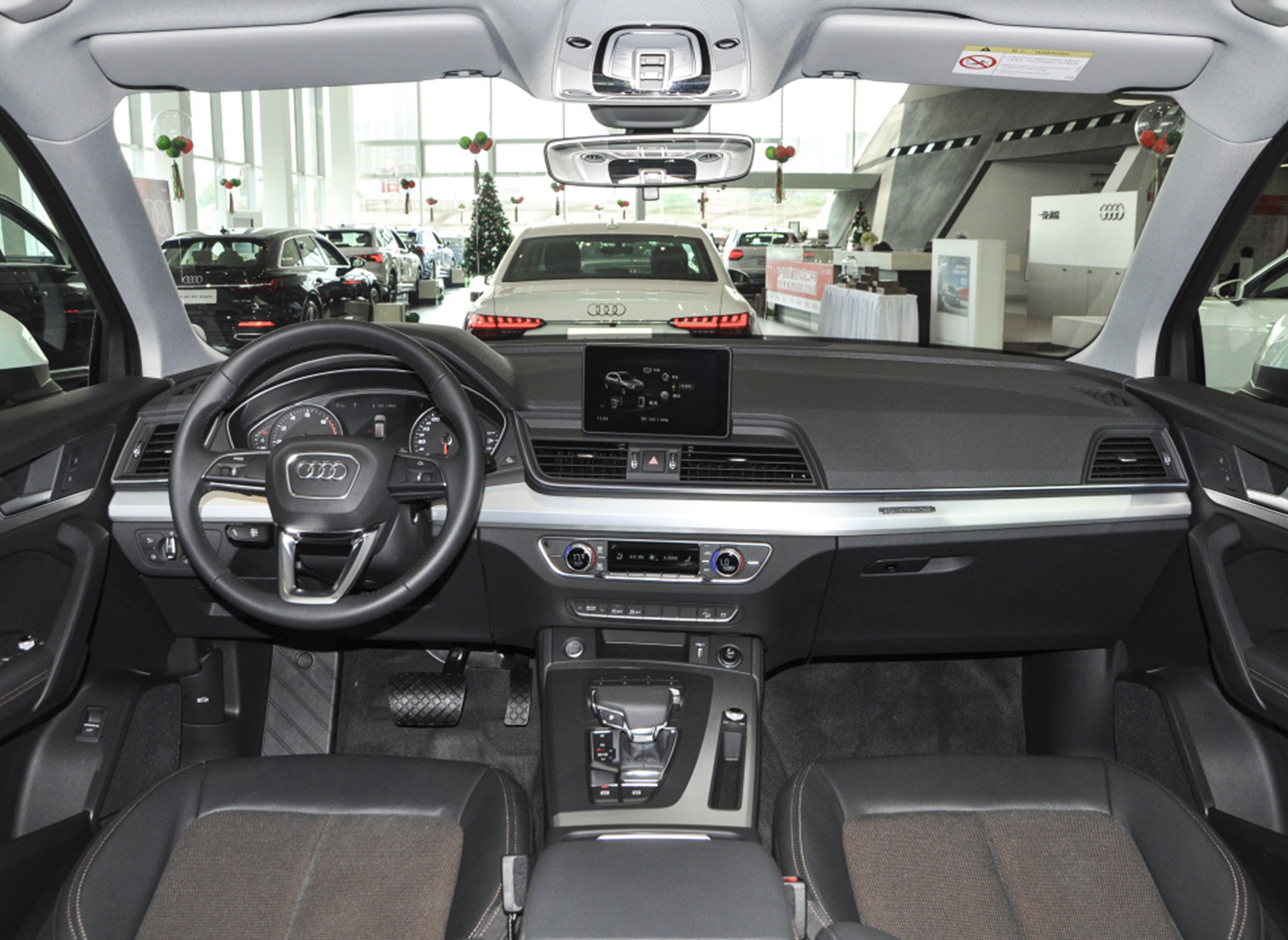 奥迪q5l在内饰上依旧延续的是奥迪传统的家族设计,整体还是以简约豪华