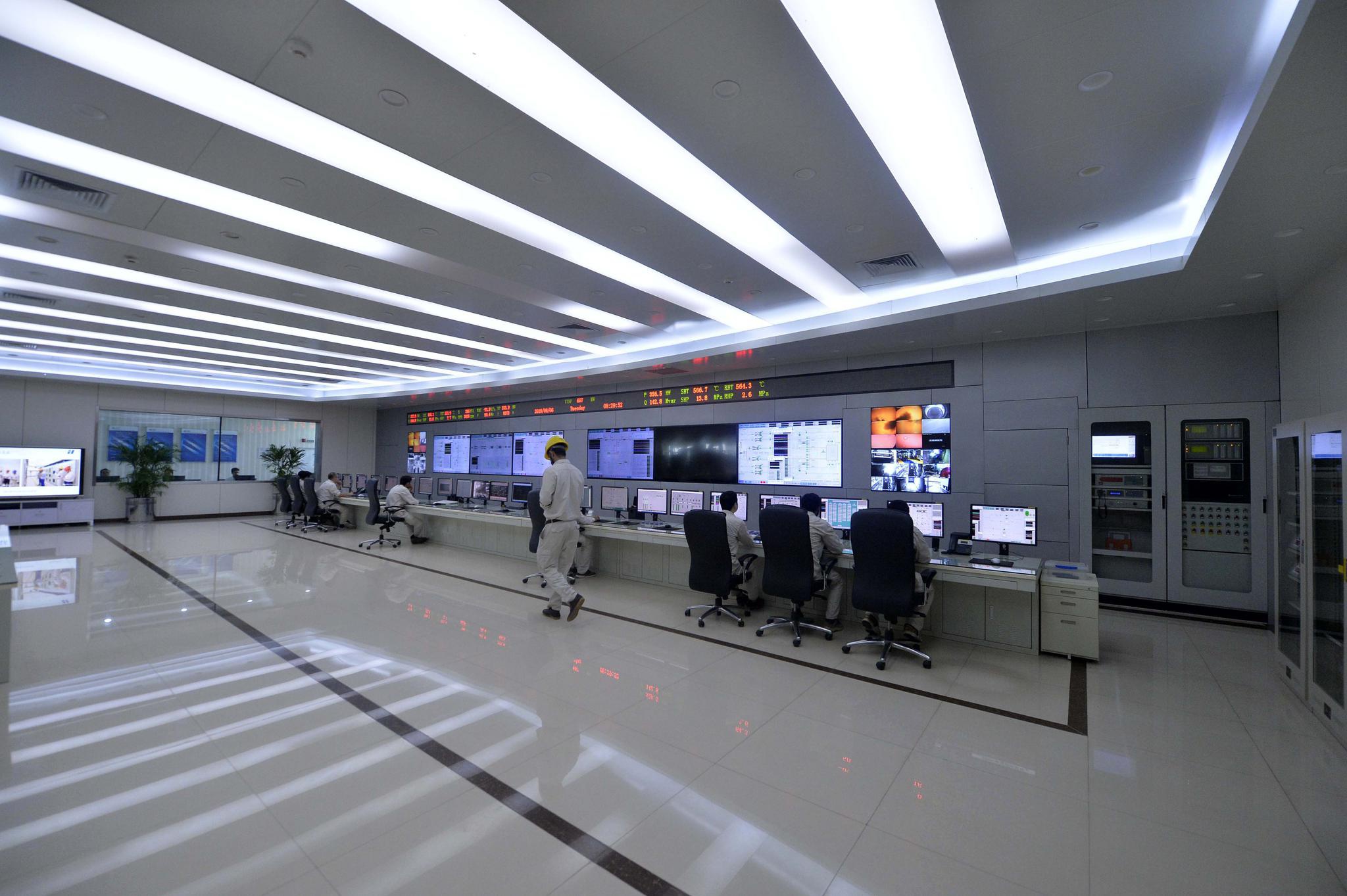 在巴基斯坦东部旁遮普省萨希瓦尔,员工在萨希瓦尔燃煤电站控制室里