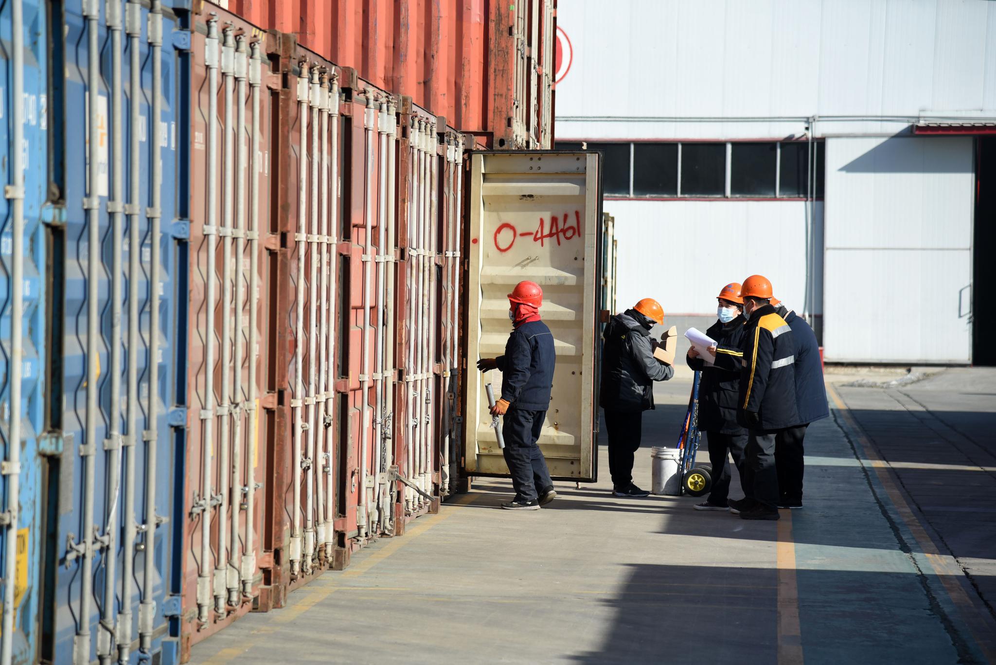 秦晋和同事对集装箱进行开箱查验 新华社记者王凯摄