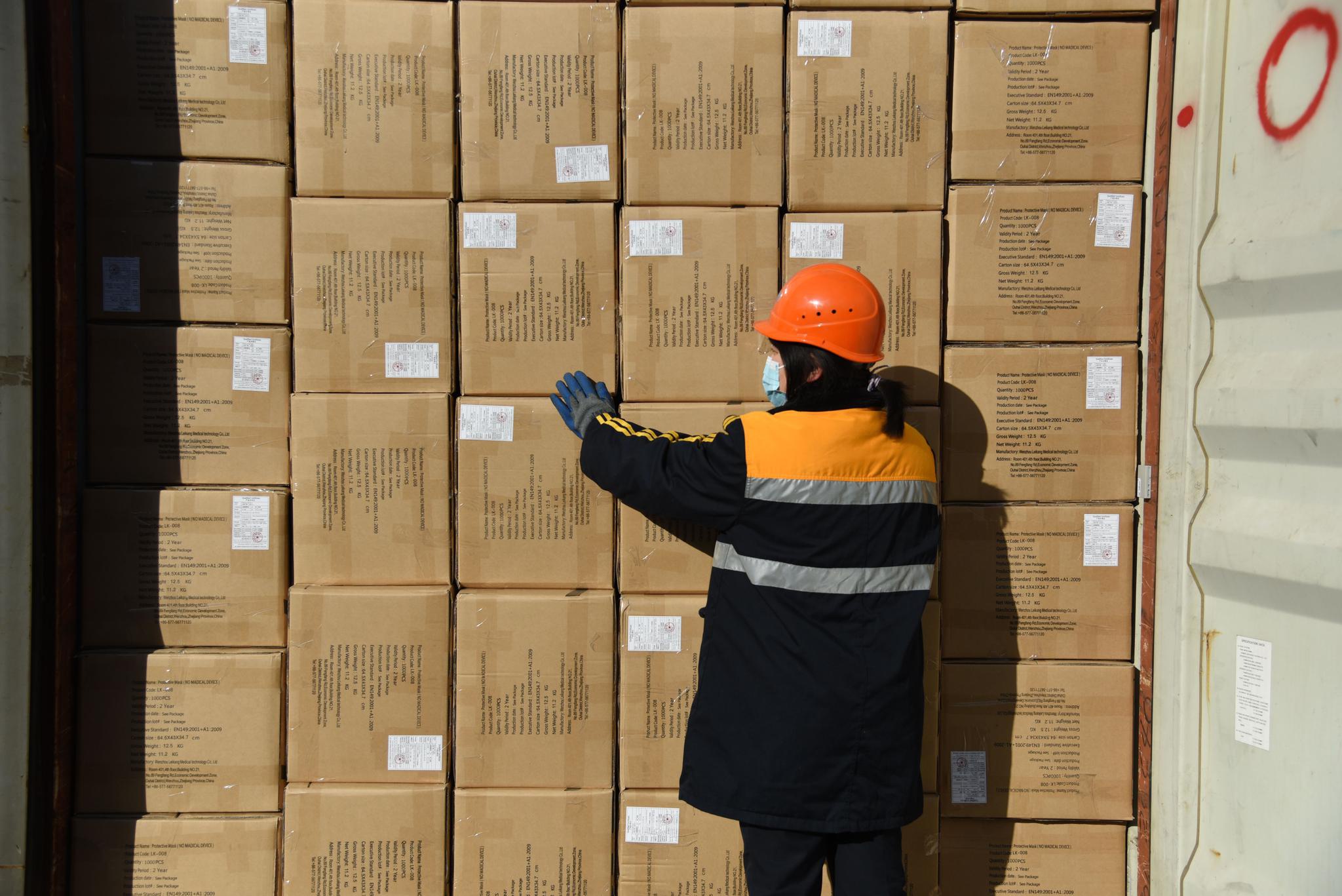 秦晋在查验集装箱中的货物 新华社记者王凯摄