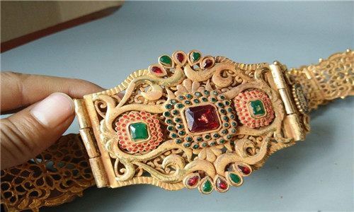 男子地下挖到金色皇帝御用腰带,鉴定后羡慕不已劝他上交