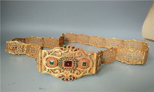 男子地下挖到金色皇帝御用腰带,鉴定后羡慕不已劝他上交