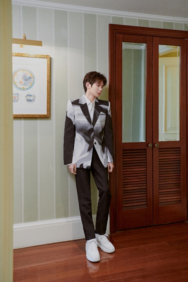 王源一身黑白西装,展现儒雅气质