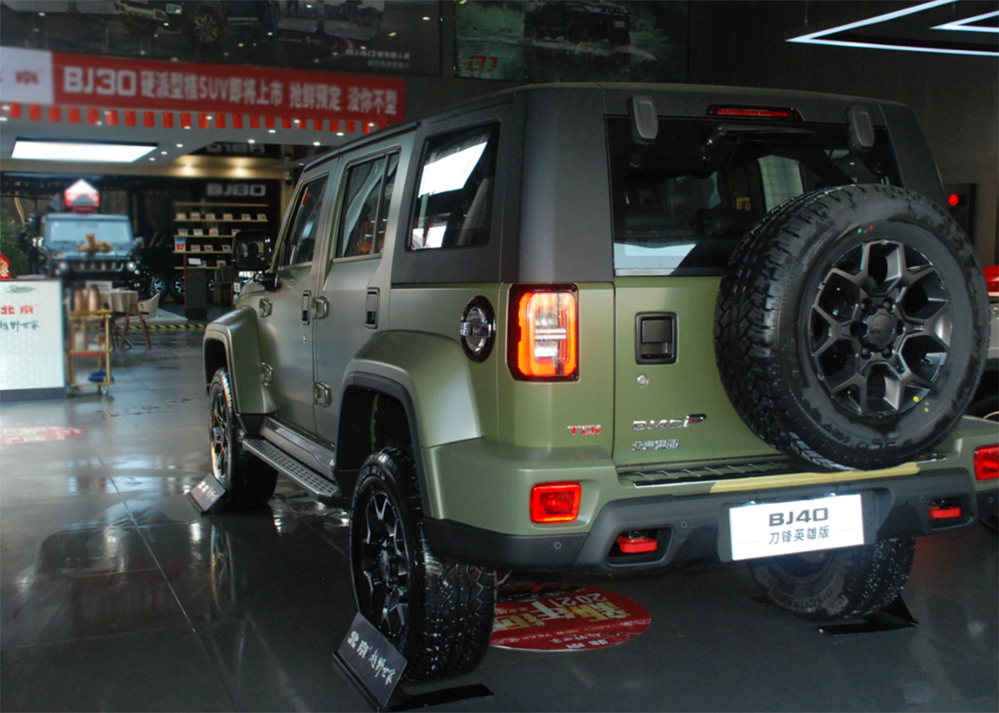 北汽bj40刀锋英雄版实拍,搭载国六柴油动力 采埃孚8at