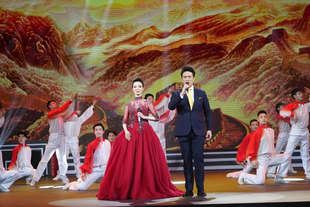 2021湖北卫视春晚袁慧婷倾情演唱经典红歌八月桂花遍地开