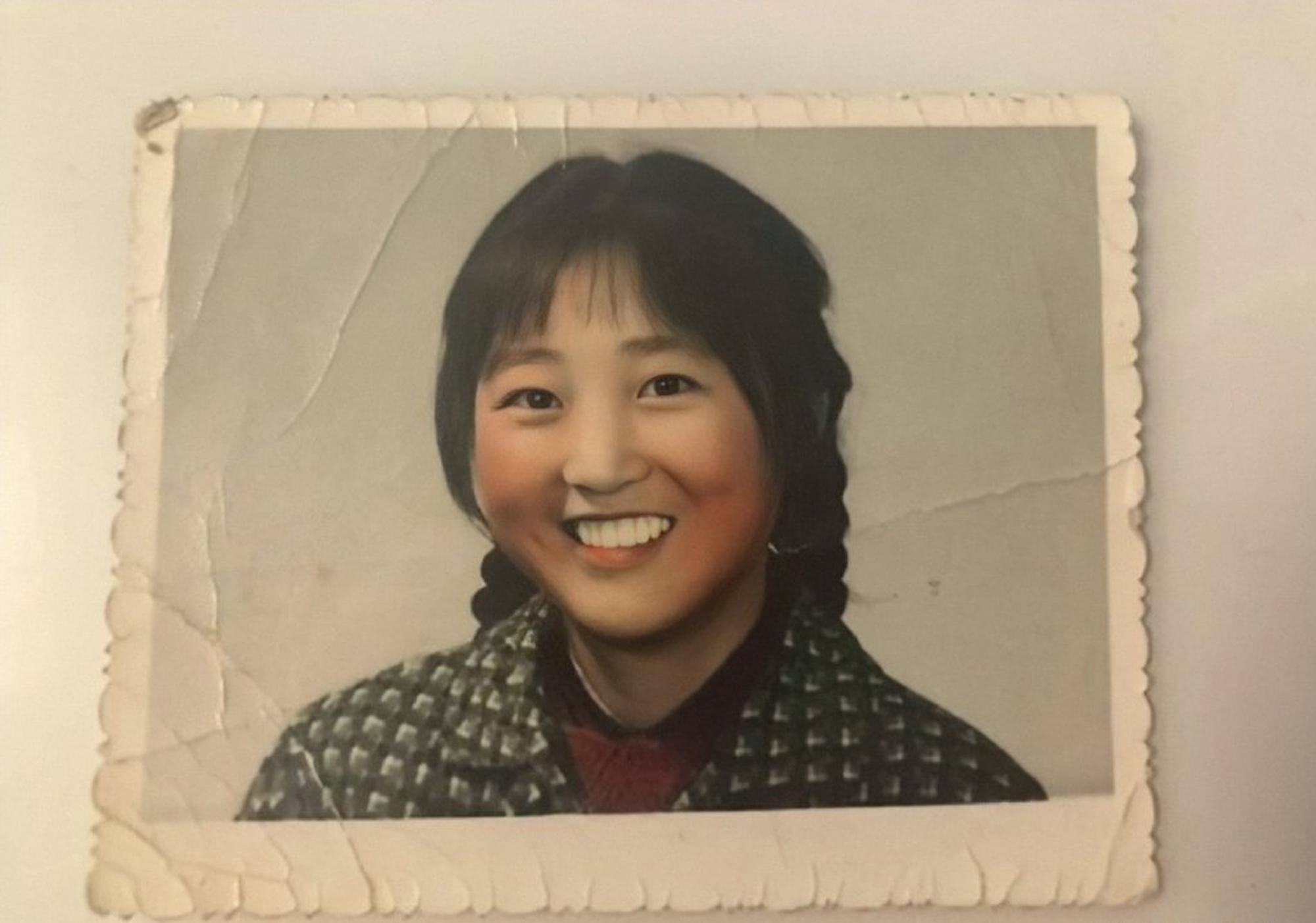 李焕英年轻照曝光扎双麻花辫穿纯棉印花衬衫眉眼间酷似张小斐