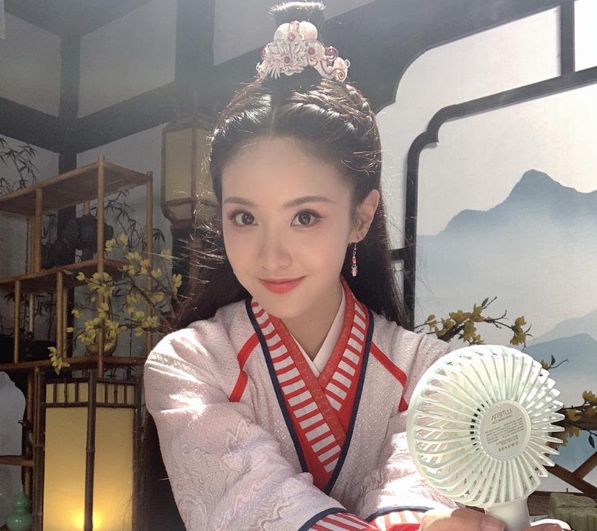 我们先来看一下《猎妖记》的故事梗概:狐族公主青风偷走了宝物灵戒