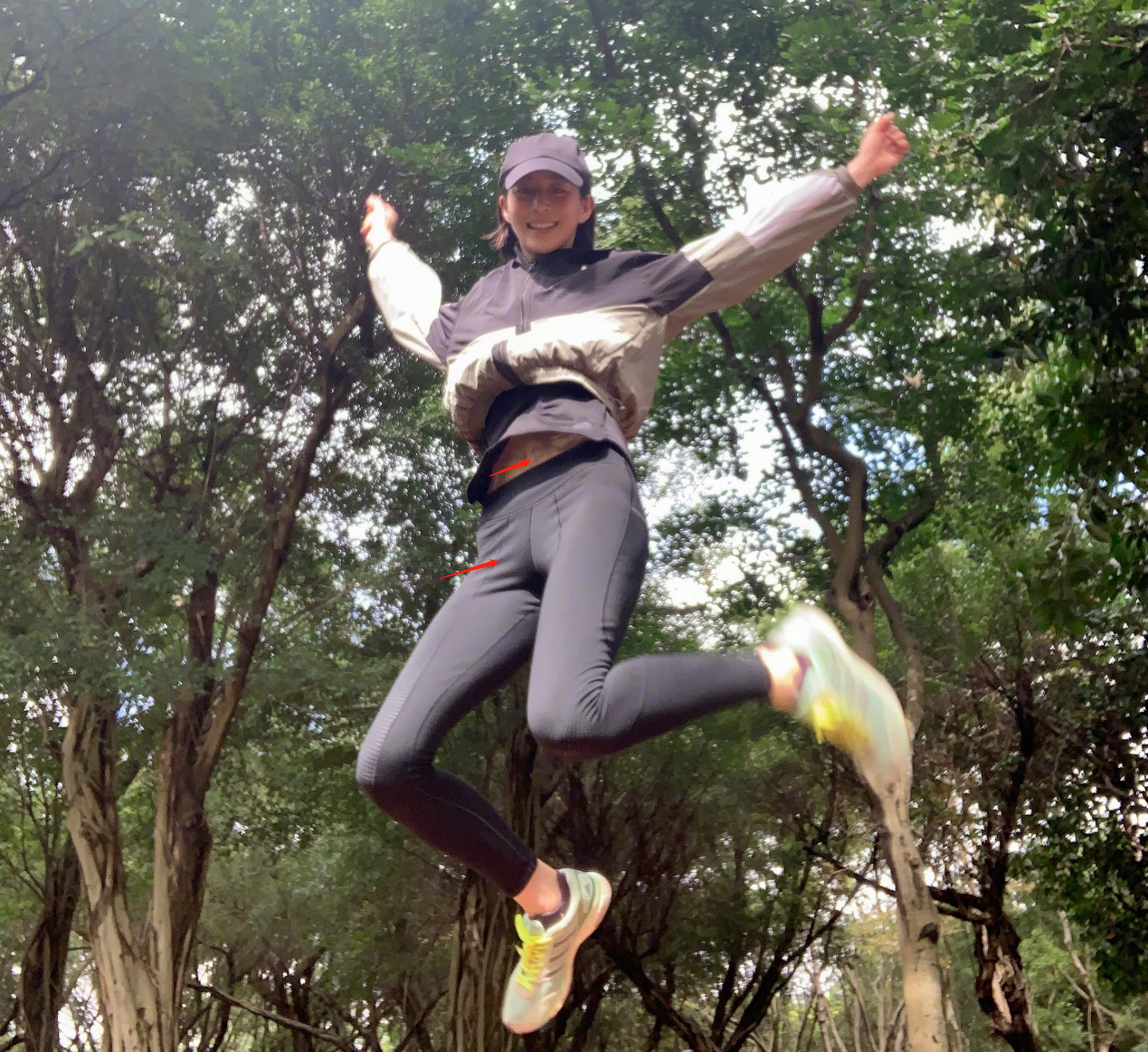 38岁张钧甯晒素颜跑步照,筷子腿撑不满紧身裤,单身五年太恨嫁