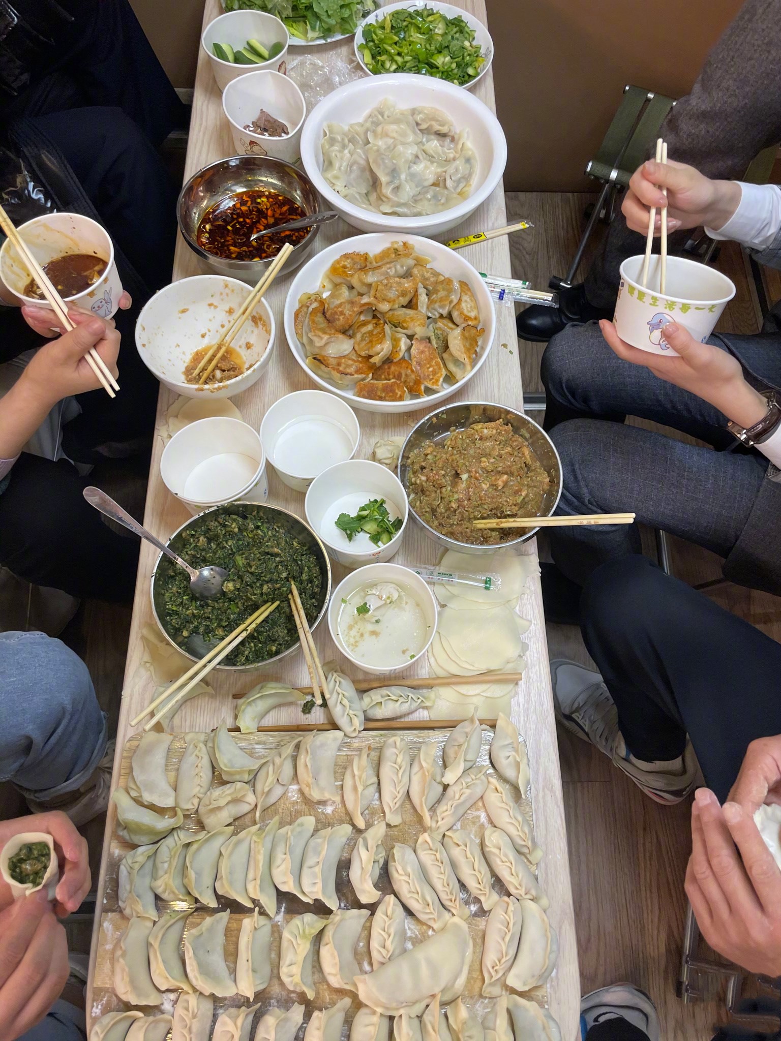 黄晓明晒一家人包饺子的照片,依然没有baby,网友问他们离婚了吗