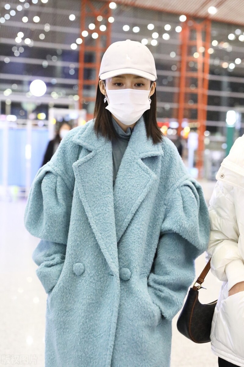 李沁现身机场一袭蓝色毛呢大衣搭配白色棒球帽清新脱俗