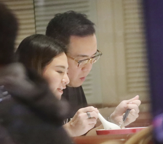 林以婕行头贵气,牵手按摩感情甜蜜|梁静茹|赵元同|新欢_新浪新闻