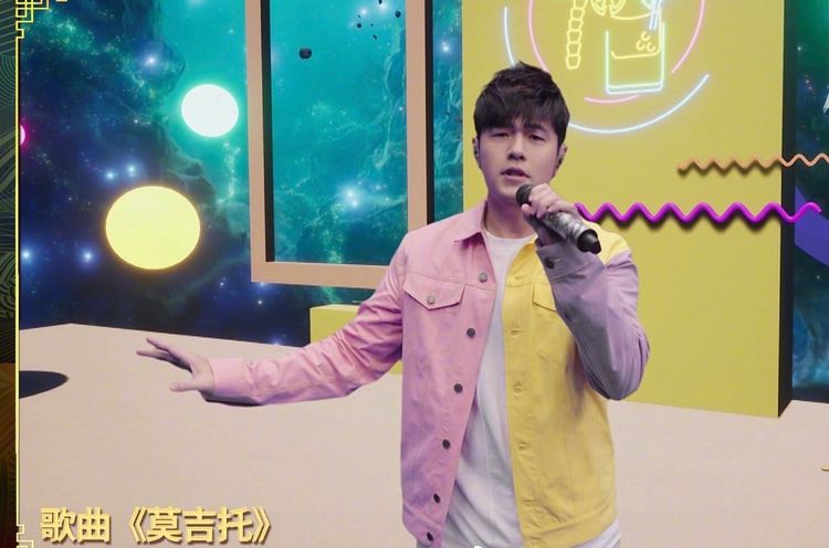 上一次春晚他的演唱曲目还是写给他妻子昆凌的那首《告白气球》.