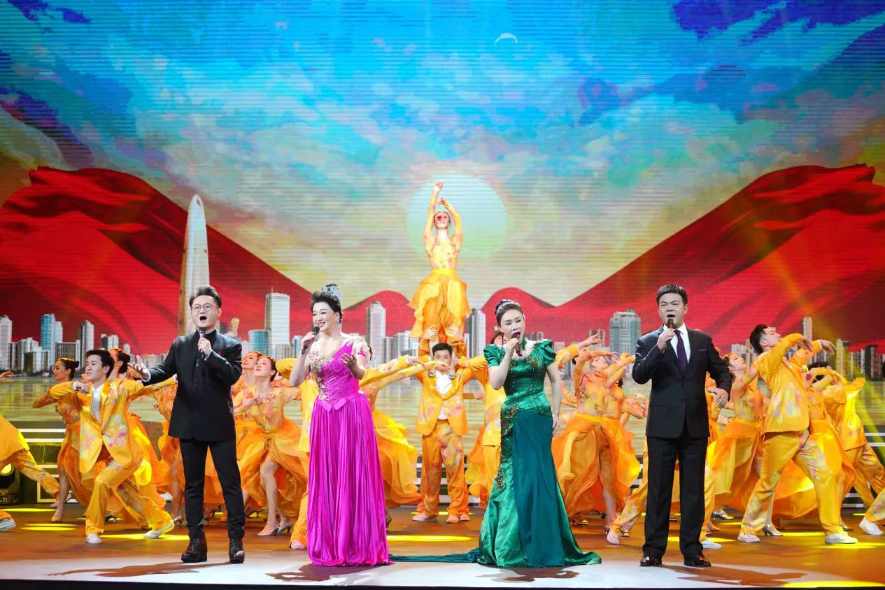 2021湖北卫视春晚袁慧婷倾情演唱经典红歌八月桂花遍地开
