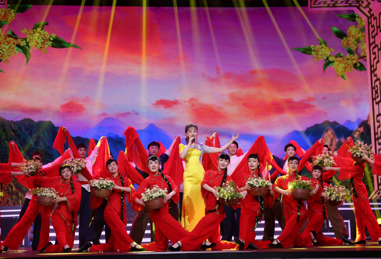 2021湖北卫视春晚袁慧婷倾情演唱经典红歌八月桂花遍地开