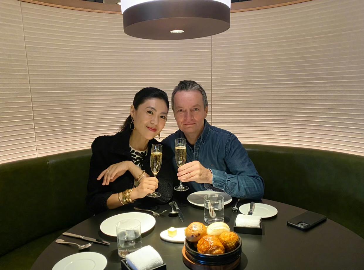 苏芒情人节高调秀恩爱!两只手戴满了金镯子,法国老公头发已花白