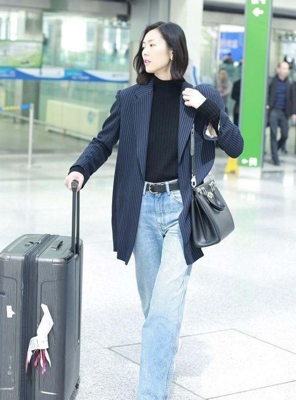 裤子的选择很重要,刘雯的穿搭秘籍请收下|刘雯|阔腿裤|牛仔裤_新浪