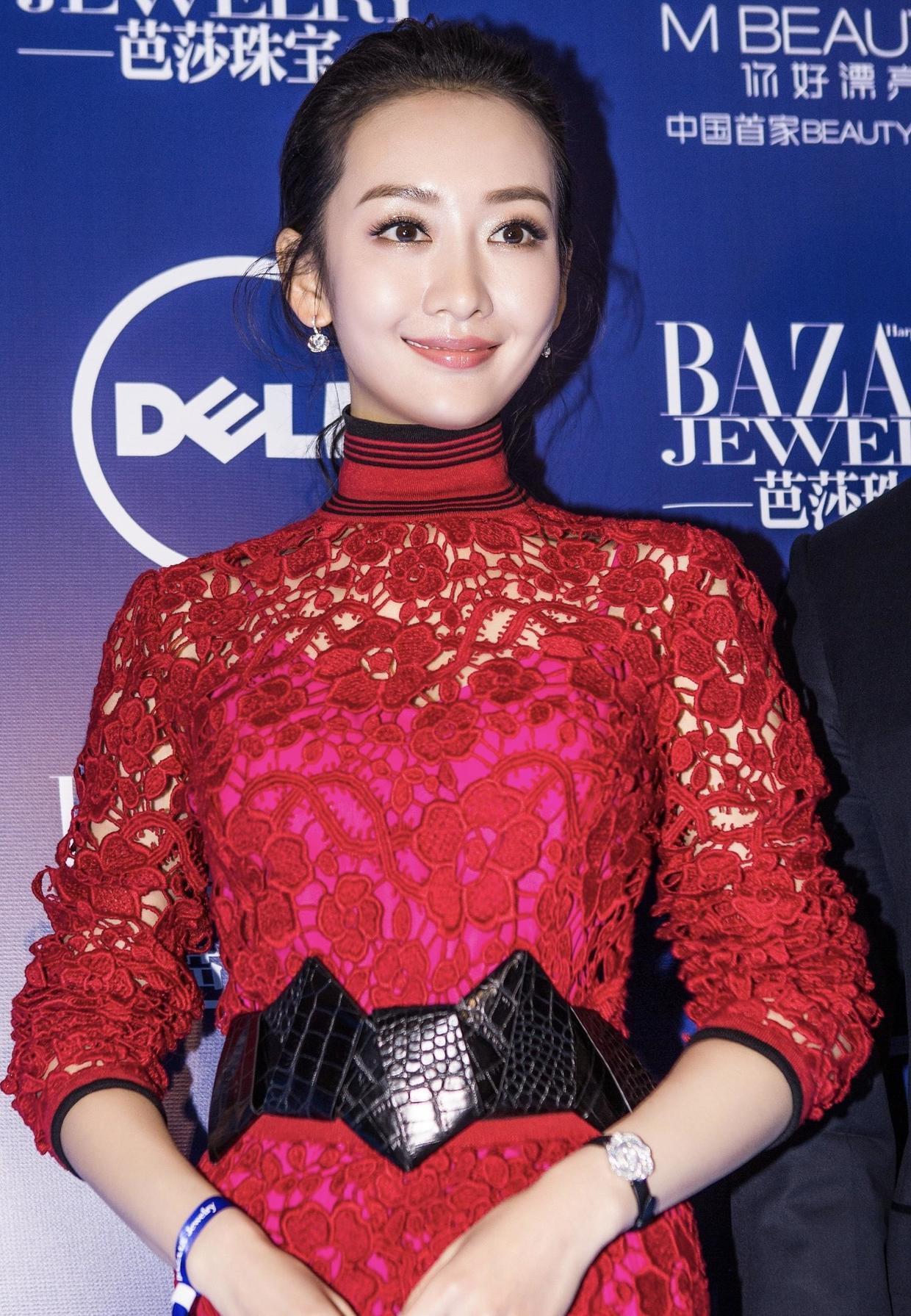 王鸥毫无医美痕迹美得真实穿红色蕾丝裙亮相女团气质太撩人