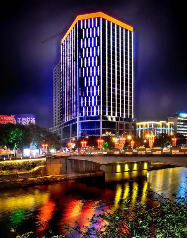 邵阳城中邵水两岸牛年新春之夜绚丽多彩景美如画,叹为观止!