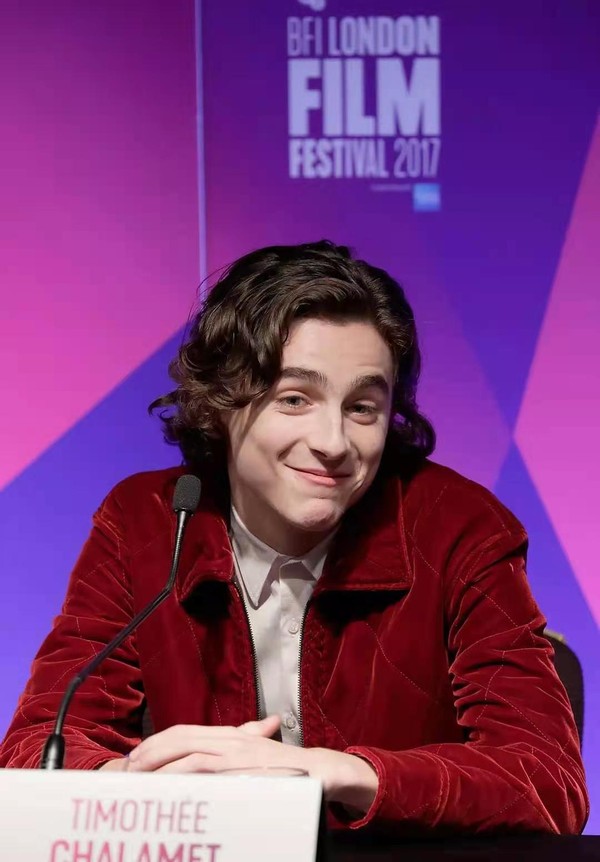 甜茶戴口罩对镜自拍此前曾被大表姐压倒狂吻网友欲盖弥彰