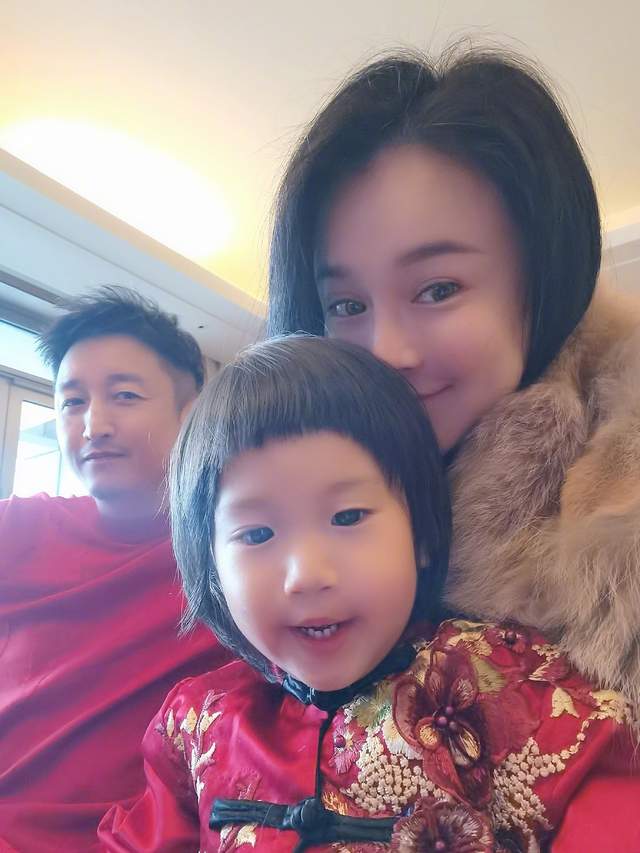冉莹颖新年曝光三胎近照,网友发出疑问:为什么你能三个孩子|邹市明