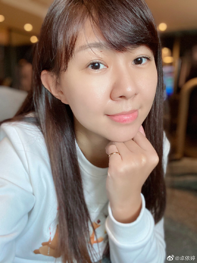 卓依婷晒照依旧甜美可人,40岁家庭幸福,送祝福引回忆杀