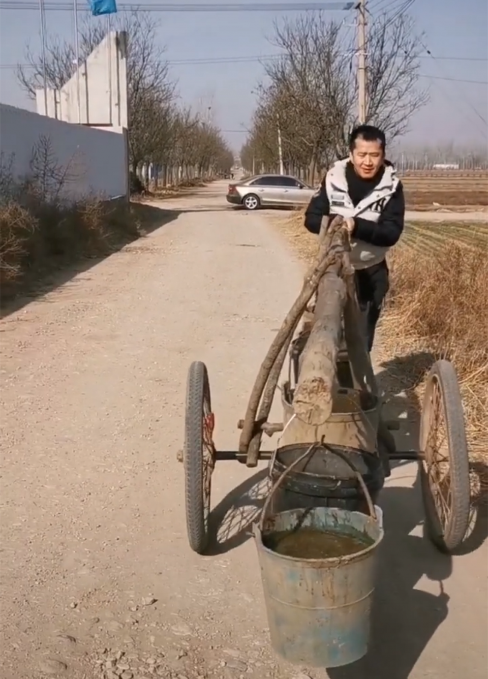 知名艺人李嘉明近况落魄农村街头推大粪车挂六个桶不断摇晃